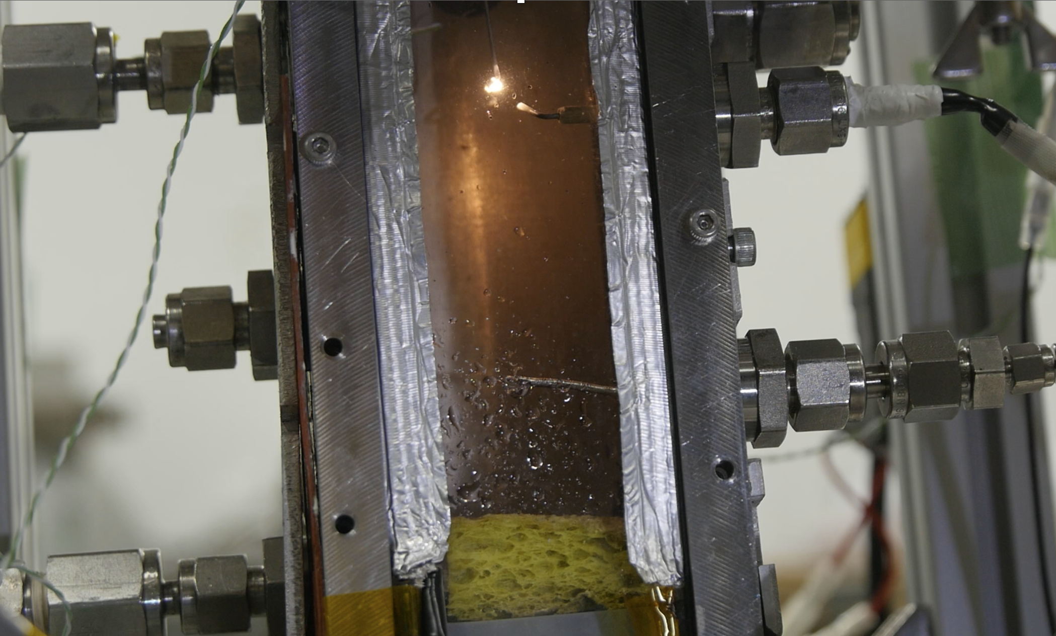 Water-Mg hybrid thruster experiment